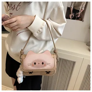 Détail du sac bandoulière à oreilles de chat avec coutures roses et pompon en peluche