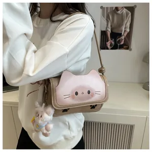 Détail du sac à main chat avec oreilles roses et pendentif ours en peluche doux