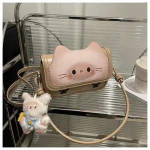 Vue détaillée du sac bandoulière chat kaki avec breloque lapin en peluche exposé
