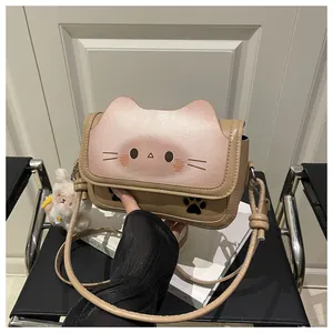 Détail d'imprimé chat mignon sur sac à bandoulière en cuir PU marron avec charme lapin
