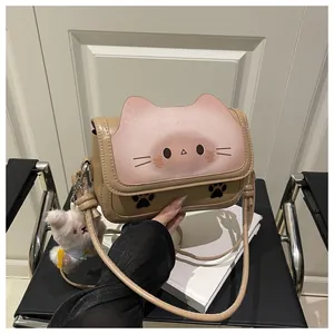 Détail d'un sac bandoulière chat avec rabat rose et pendentif en peluche doux