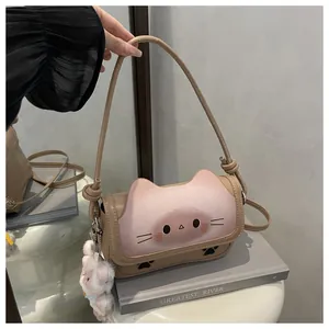Détail d'un sac à bandoulière chat avec rabat dégradé rose et pendentif en peluche