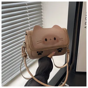 Détail du sac à bandoulière chat kaki avec oreilles et visage de chat imprimé