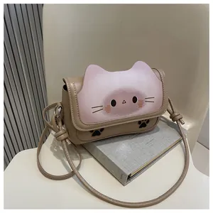 Détail du sac bandoulière chat avec oreilles et rabat à dégradé rose élégant