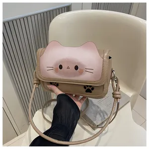 Détail du rabat en forme de chat et de l'imprimé patte sur le petit sac beige en bandoulière