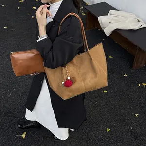 Sac fourre-tout en daim marron avec pochette assortie et pendentif en peluche chic