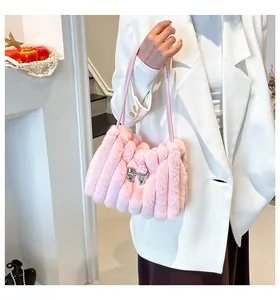 Vue détaillée du sac à main en fausse fourrure rose avec nœud argenté et texture peluche