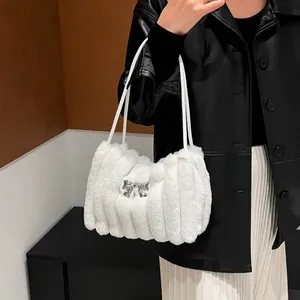 Sac à bandoulière blanc en fausse fourrure avec nœud argenté et plis verticaux
