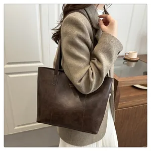 Zijaanzicht van donkerkoffie tote tas met vintage textuur en opdruk