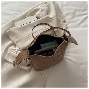 Vue de dessus du sac kaki matelassé en cœurs montrant l'intérieur et les accessoires
