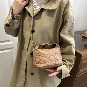 Sac bandoulière chic kaki avec matelassage en cœur, poignée et style trench assorti