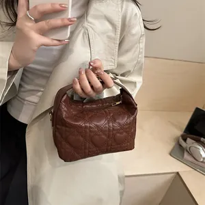 Mini sac à main marron foncé matelassé en forme de cœur avec poignée et zip doré