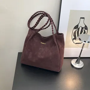 Minimalistische weinrote quadratische Tragetasche mit geflochtenen Trägern und Goldlogo