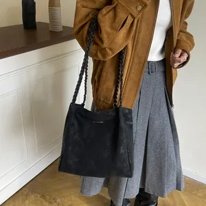 Minimalistische schwarze Shopper-Tasche mit geflochtenen Griffen für stilvolles Pendeln