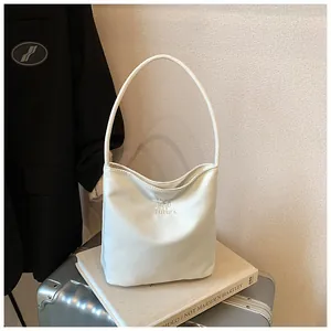 Primer plano de bolso tipo cubo blanco con bordado and future y textura de nailon suave