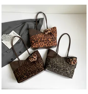 Drei Leoparden-Patchwork-Tote-Taschen in Braun und Dunkelgrün auf weißem Hintergrund