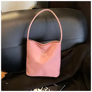 Bolso tipo cubo rosa con bordado Hope and Future en tejido suave de alta calidad