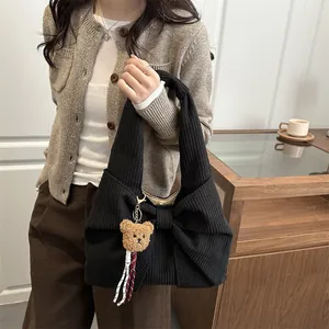 Sac à main noir en velours côtelé avec grand nœud et breloque ours pour l'hiver