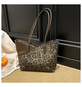 Detail der Leoparden-Stofftasche mit Nahtakzenten und schlanken Schultergurten