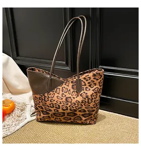 Detailansicht der Leopard-Tragetasche mit braunem Leder-Patchwork und schmalen Gurten