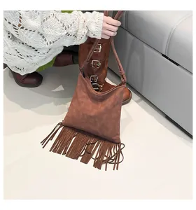 Détails de ce sac à main bohème marron à franges présentant une texture vintage en daim