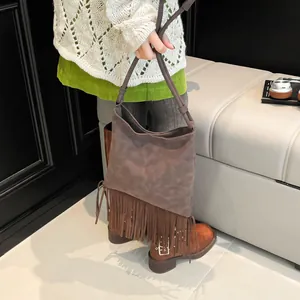 Sac à main ethnique en daim marron foncé avec de longues franges et bandoulière cuir