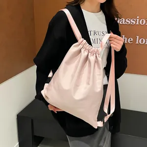 Hellrosa Kordelzug-Rucksack mit Satin-Finish und verstellbaren Trägern für Damen