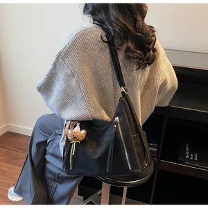 Sac hobo noir style wasteland avec fermetures éclair et pendentif ours mignon