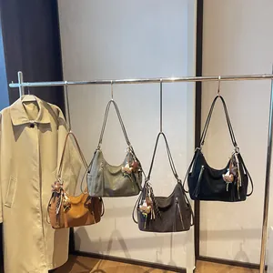 Sacs cabas rétro en cuir délavé caramel, gris et noir avec pendentifs étoiles