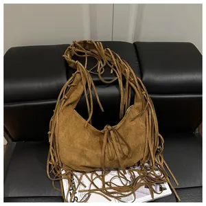 Vue détaillée du sac hobo en daim marron avec de longues franges élégantes de style