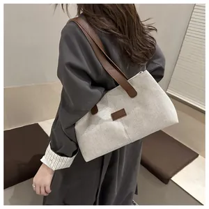 Détail d'un cabas en toile avec sangles en cuir porté à l'épaule pour l'échelle réelle
