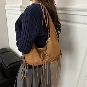 Sac à bandoulière croissant en daim caramel avec de longues franges bohèmes
