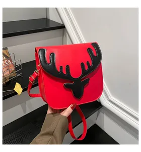 Détail du sac rouge à bandoulière avec motif bois de cerf noir et boucle en métal doré