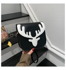 Détail du motif bois de cerf sur le sac bandoulière noir mat avec boucle métal