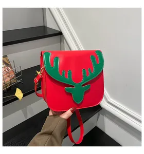 Détail du sac de Noël rouge avec bois de renne verts et finition en cuir PU brillant