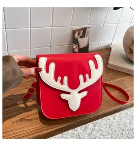 Détail du sac bandoulière rouge avec motif de bois blancs et coutures de haute qualité