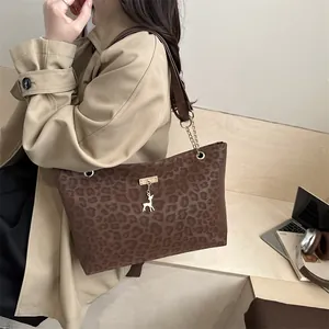 Borsa tote leopardata con fibbia dorata, ciondolo a cervo e tracolla in pelle e catena