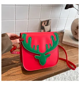 Vue détaillée d'un sac à bandoulière de Noël rouge avec décor de cornes de renne vertes