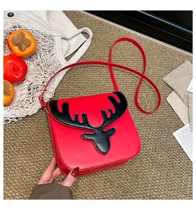 Gros plan sur le sac rouge à bandoulière avec design de bois noirs et cuir PU de qualité