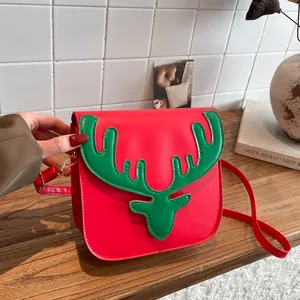 Sac bandoulière carré rouge chic avec détail renne vert pour un look hivernal