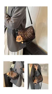 Vues détaillées du sac léopard en suédine avec breloque lion et large bandoulière