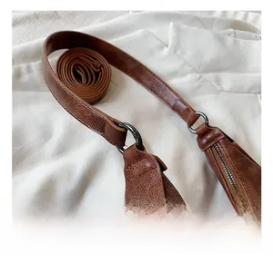 Détails du sac demi-lune marron rétro montrant la ferronnerie et les coutures