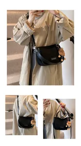 Vues détaillées d'un sac bandoulière en nylon noir avec étiquette et pompon marron