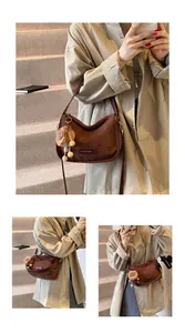 Gros plan d'un sac en daim marron avec pompon décoratif et étiquette de mode sur la bandoulière