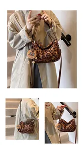 Vue détaillée du sac bandoulière léopard en daim avec un pendentif lion en peluche doux