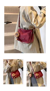 Détail du sac bandoulière en daim bordeaux avec un charme de lion en peluche sur le mannequin