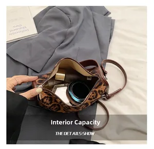 Détail du sac en daim à motif léopard montrant la capacité de rangement intérieure
