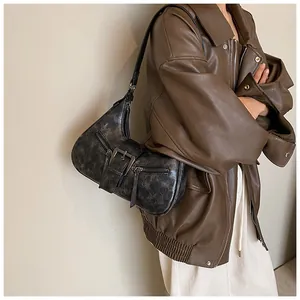 Détails du sac sous le bras noir rétro avec texture vieillie et boucles métalliques chic