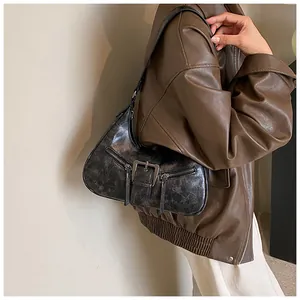 Détails du sac croissant en cuir noir vintage avec boucles et fermoirs de style Y2K