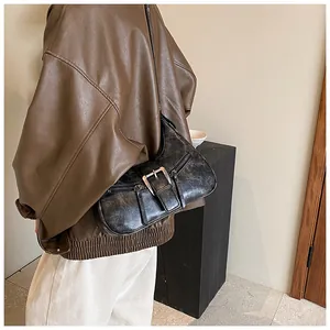 Détail d'un sac sous les bras vintage noir avec boucle en métal et fermeture éclair